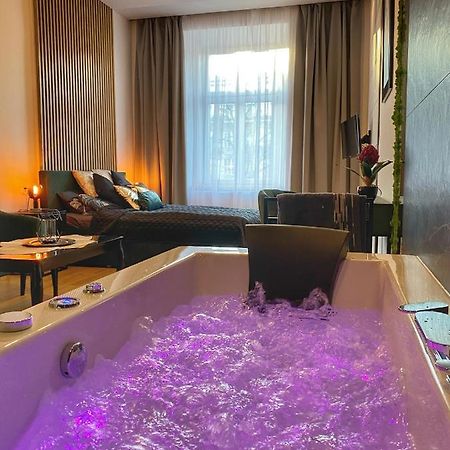 Apartament Czarny Z Jacuzzi คราคูฟ ภายนอก รูปภาพ