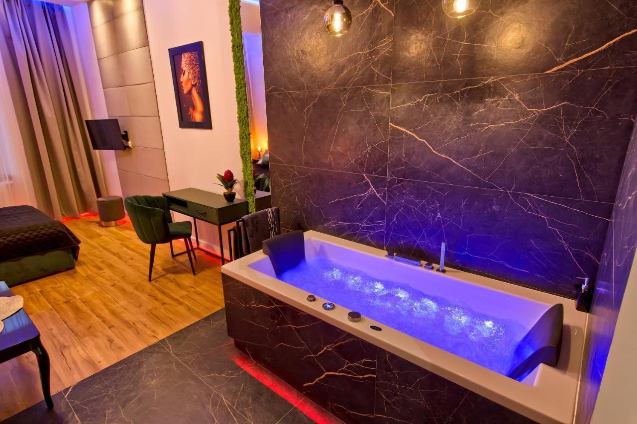 Apartament Czarny Z Jacuzzi คราคูฟ ภายนอก รูปภาพ