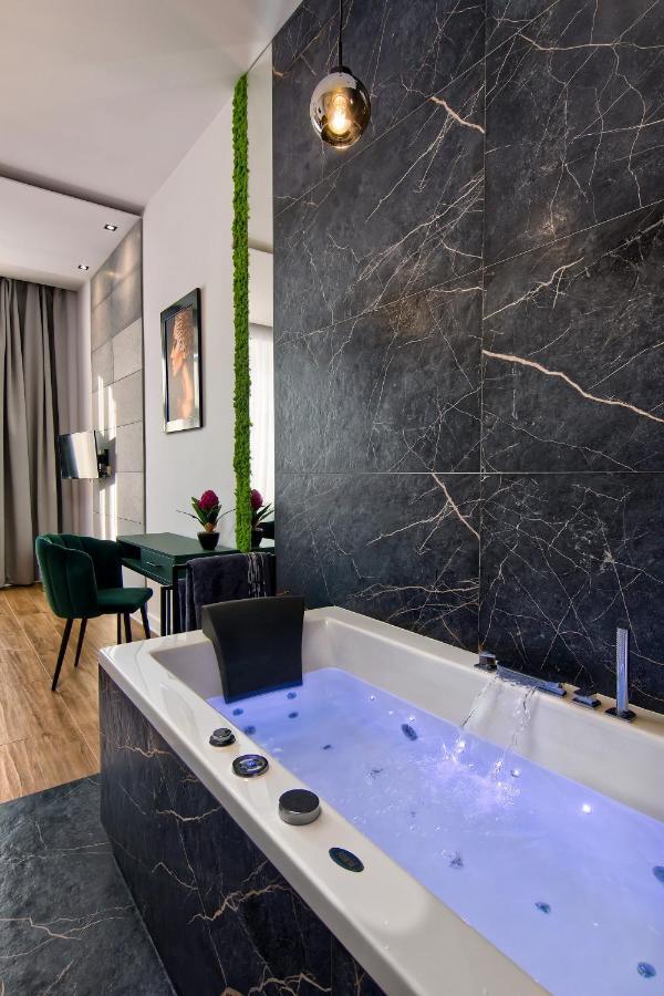 Apartament Czarny Z Jacuzzi คราคูฟ ภายนอก รูปภาพ