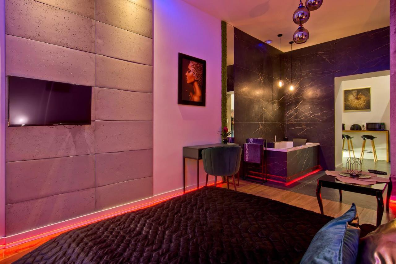 Apartament Czarny Z Jacuzzi คราคูฟ ภายนอก รูปภาพ
