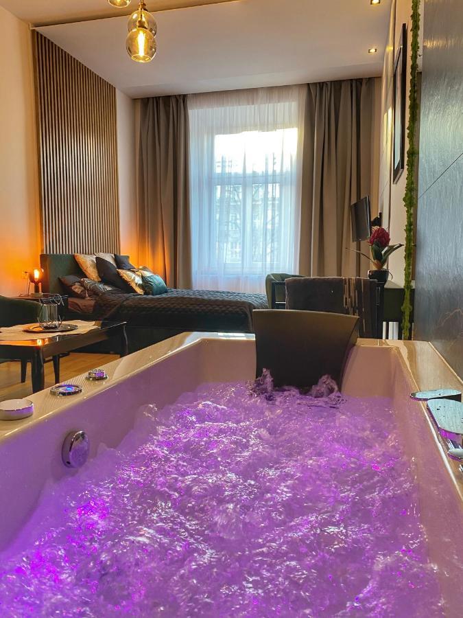 Apartament Czarny Z Jacuzzi คราคูฟ ภายนอก รูปภาพ