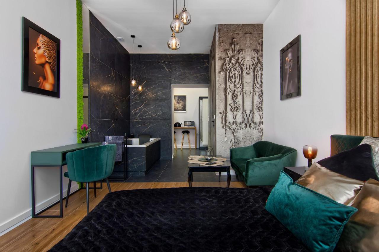 Apartament Czarny Z Jacuzzi คราคูฟ ภายนอก รูปภาพ